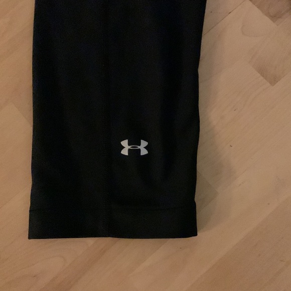 Under Armour black capris HeatGear leggings - Picture 2 of 4